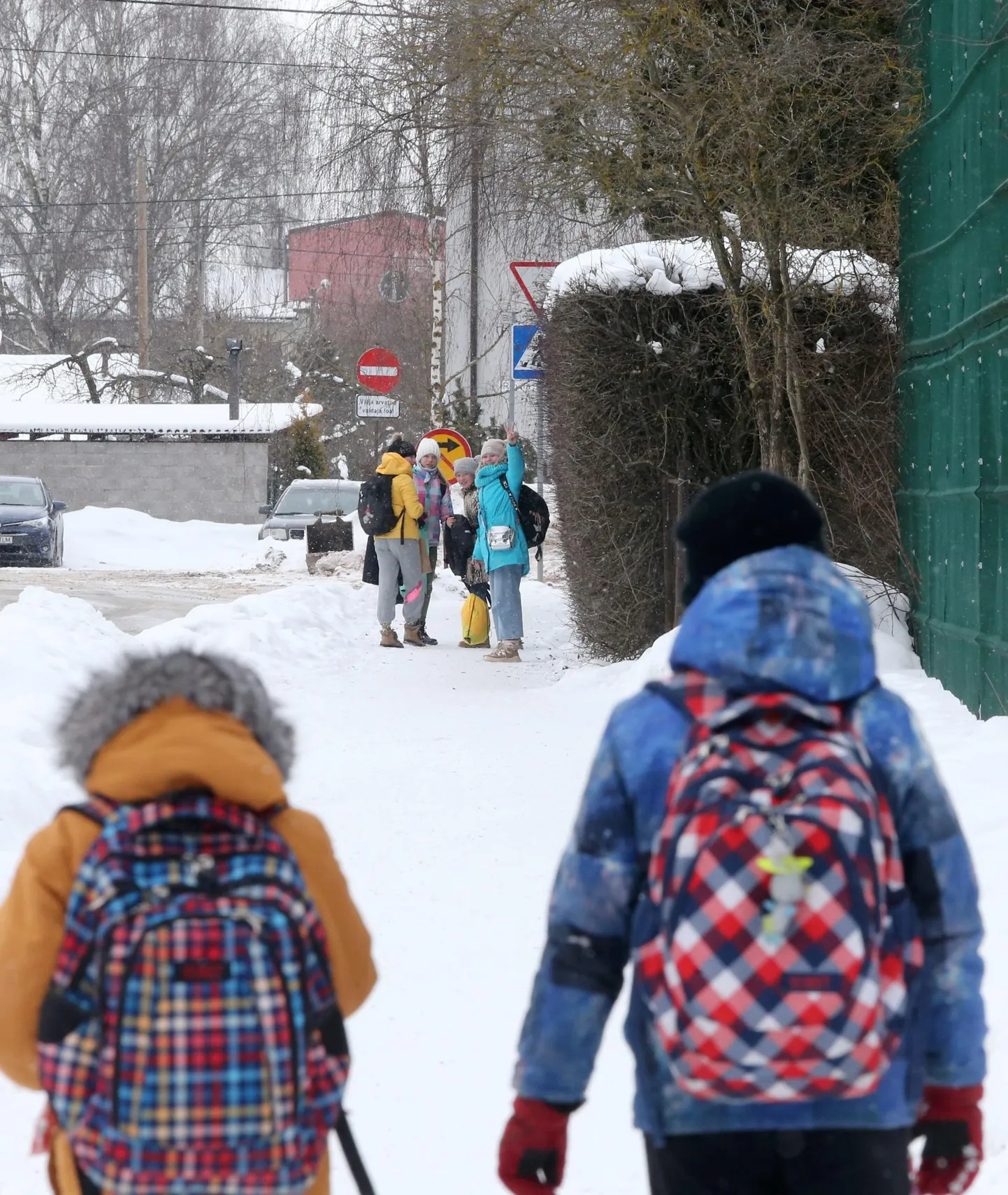 Kool on para­tamatult koht, kus puututakse teistega palju kokku, nagu on näha ka pildil koju ­mineva­te Veeriku kooli laste pealt.