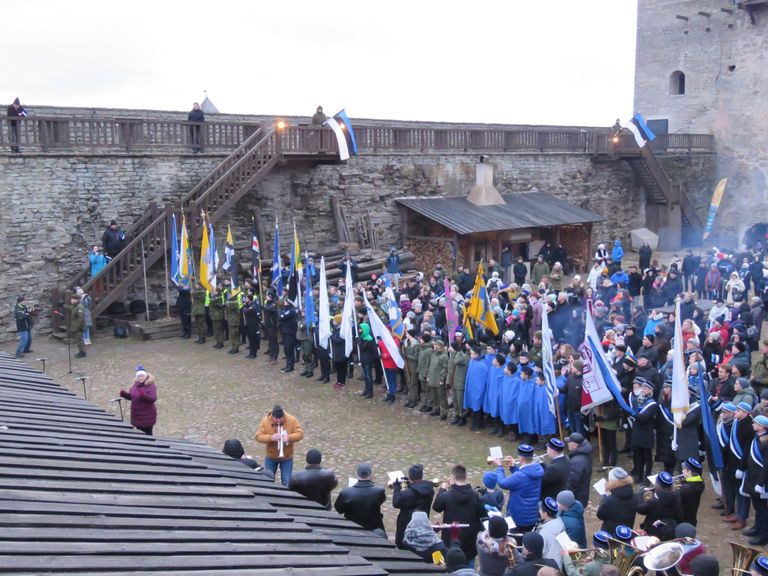 ФОТО Жители Нарвы подняли флаг в честь 102-й годовщины независимости ЭР ...