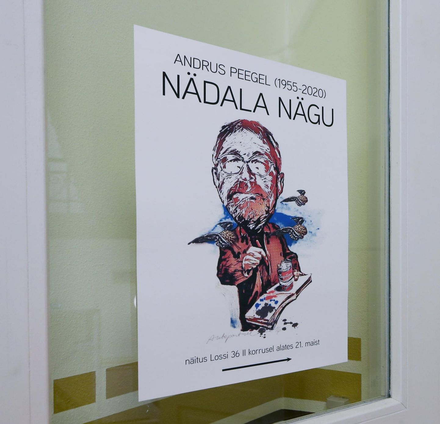 Andrus Peegli näituse plakat koridoriukse klaasil.
