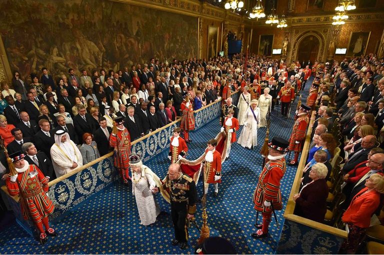 Королева Елизавета II и герцог Эдинбургский на церемонии открытия парламента в 2016 году.