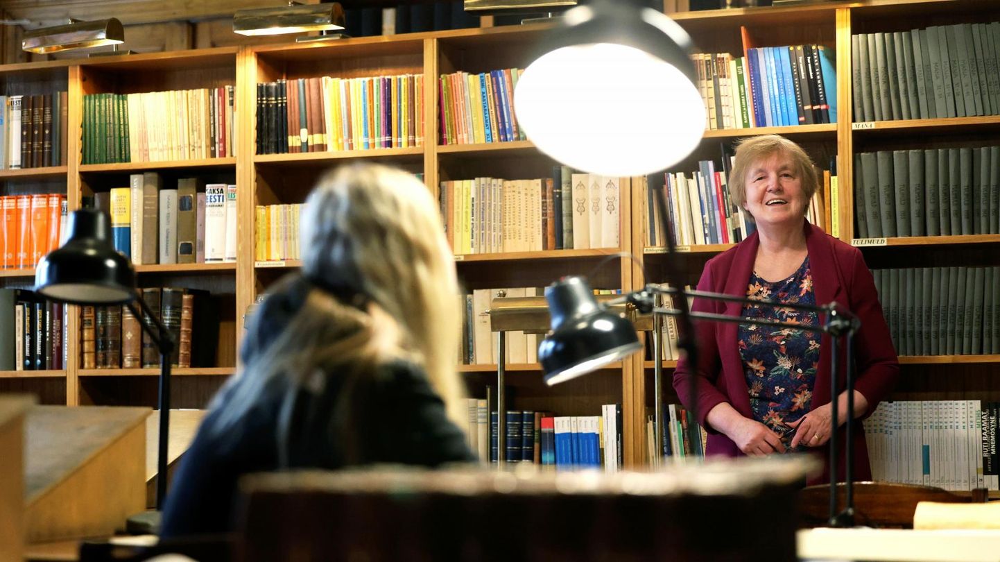 Eesti kirjandusmuuseumi arhiivraamatukogu juhataja Merike Kiipus rääkis õpilastele 115-aastase raamatukogu tegevusest.