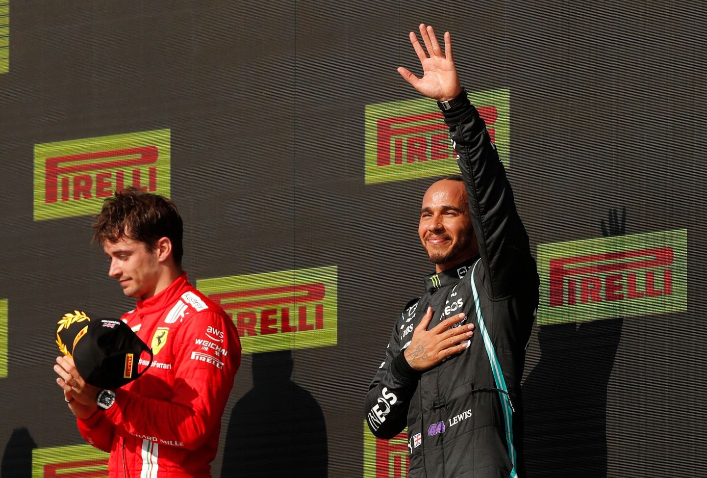 Lewis Hamilton (paremal) ja praegu Ferrari tiimi kuuluv Charles Leclerc.