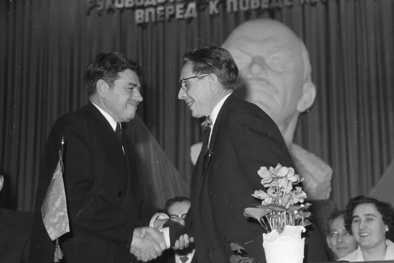 Kirjanik Juhan Smuul (paremal) õnnitlemas Aadu Hinti tema 50. sünnipäeval.