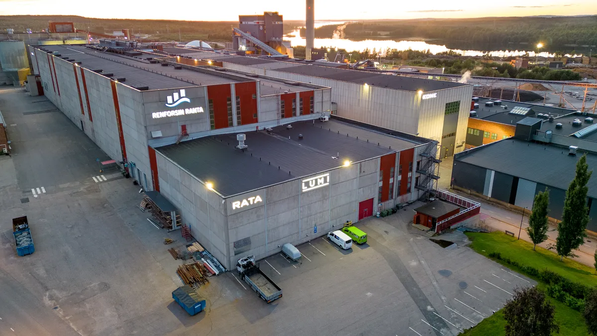 LUMI arvutipark on püsti pandud vanasse puidutöötlemistehasesse, mis kulutab aastas üle 7 MW elektrienergiat, kuid tänu Soomes asuvatele hulgalistele veekogudele kasutab ka tehas loomulikult hüdroenergiat, mistõttu on arvutipargi süsinikujälg olematu.