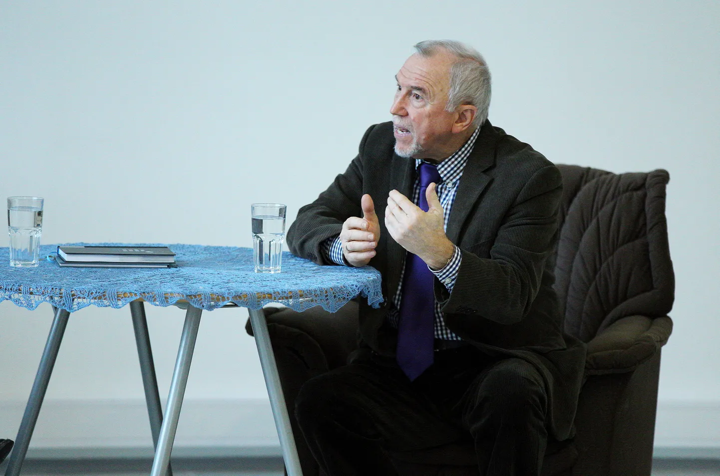 Rein Veidemann esitles Pärnu Keskraamatukogus uusi teoseid.