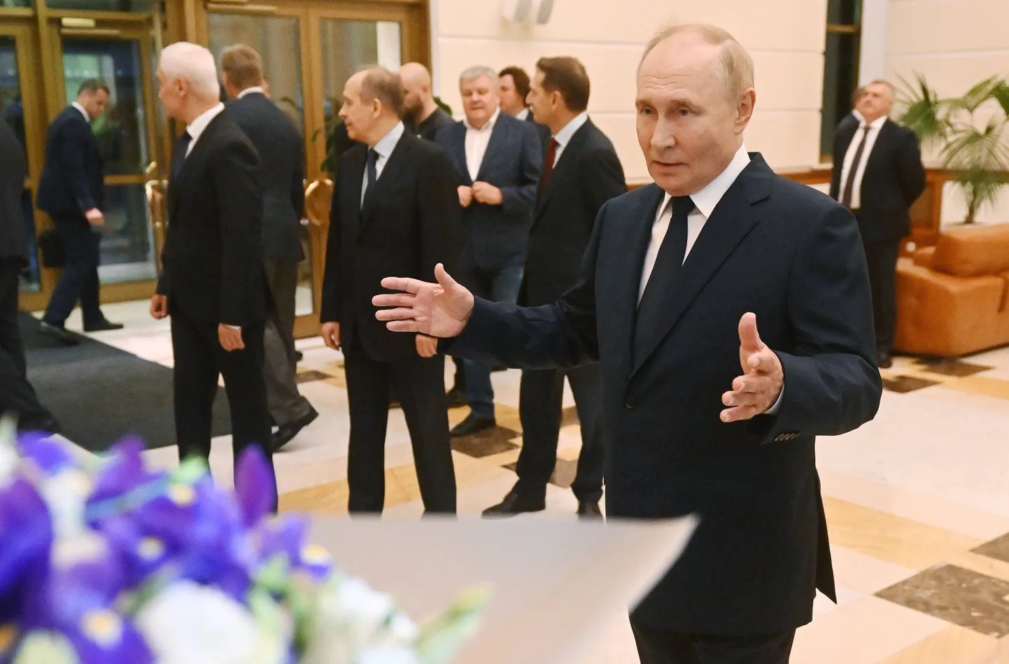 Putin kohtub Vnukovo lennujaamas Vene luurajate ja diversantidega, kes vahetati välja välismaa päritolu vangide ja Vene opositsionääride vastu, 1. august 2024. Putinist vasakul vaatavad ukse poole kaitseminister Beloussov, FSB direktor Bortnikov ja Venemaa välisluureteenistuse juht Narõškin.