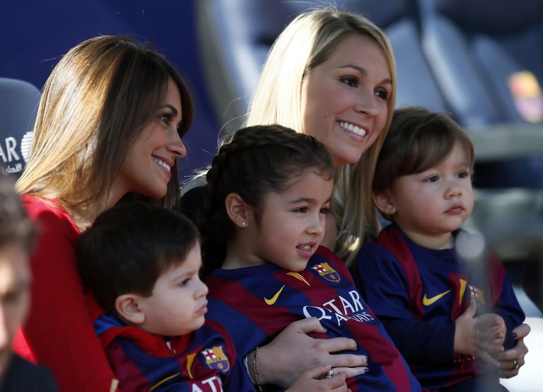 Lionel Messi naine Antonella Roccuzzo (vasakul) nende poja Thiagoga. Paremal Luis Suarezi naine Sofia Balbi nende kahe lapse Delfina ja Benjaminiga