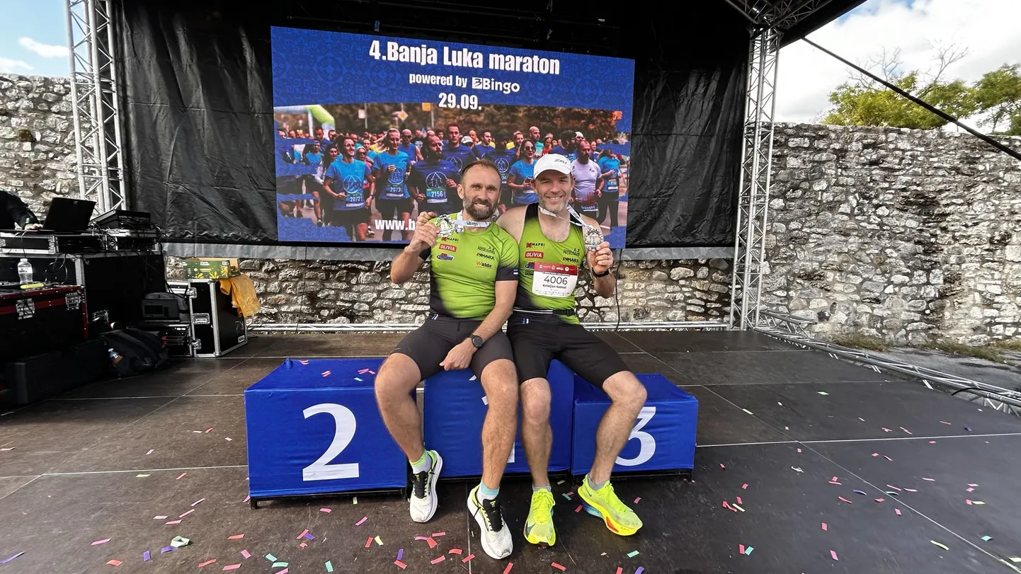Tartlased Björn Puna (vasakul) ja Kristjan Sahtel osalesid Bosnia ja Hertsegoviinas jooksumaratonil. Nad ka lõpetasid selle, kuid pikema distantsi järel, sest eksisid vahepeal ära.