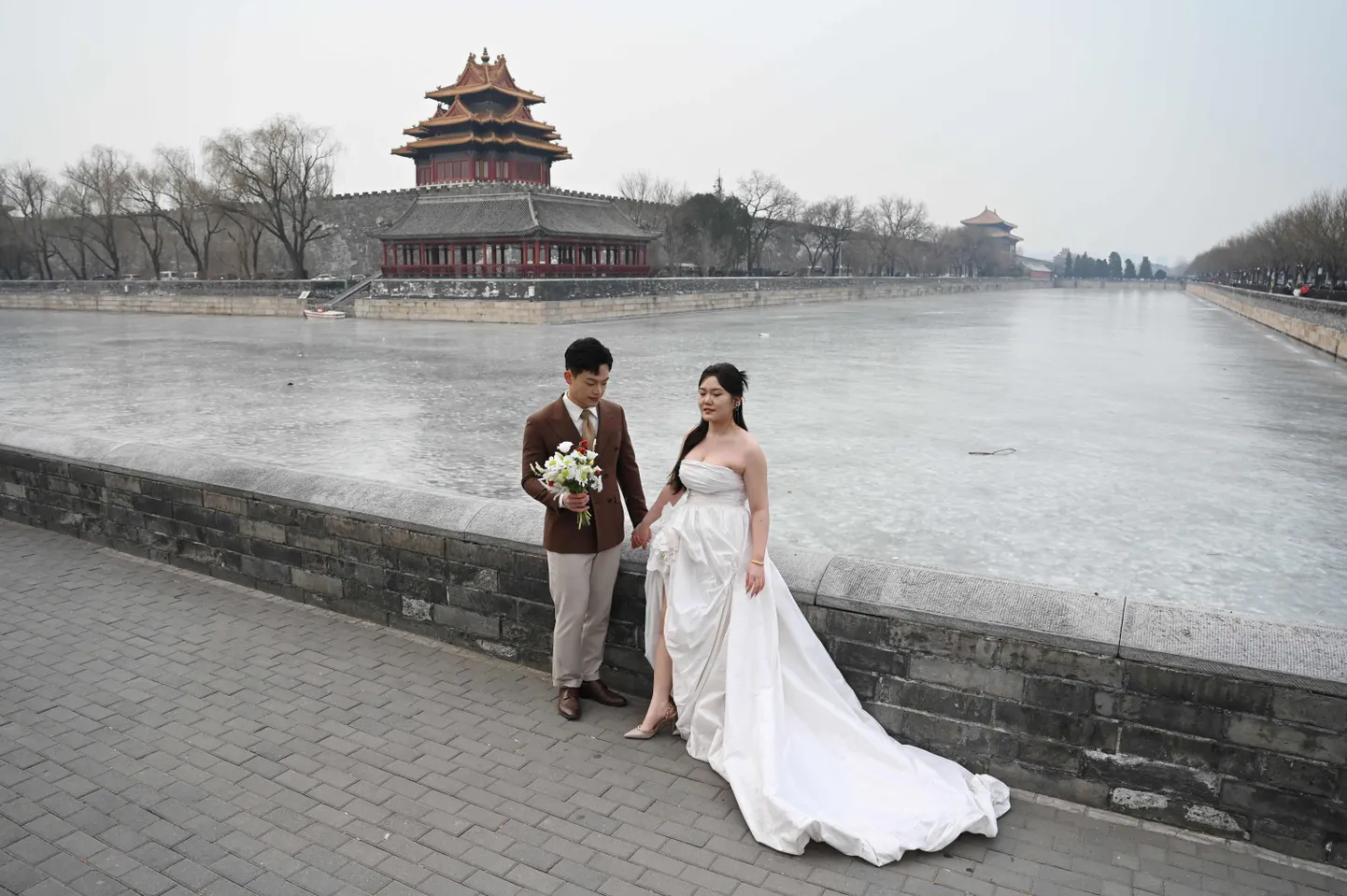Hiinas on pulmad üha haruldasemad. Noorpaar Pekingis 11. veebruaril 2025. a.