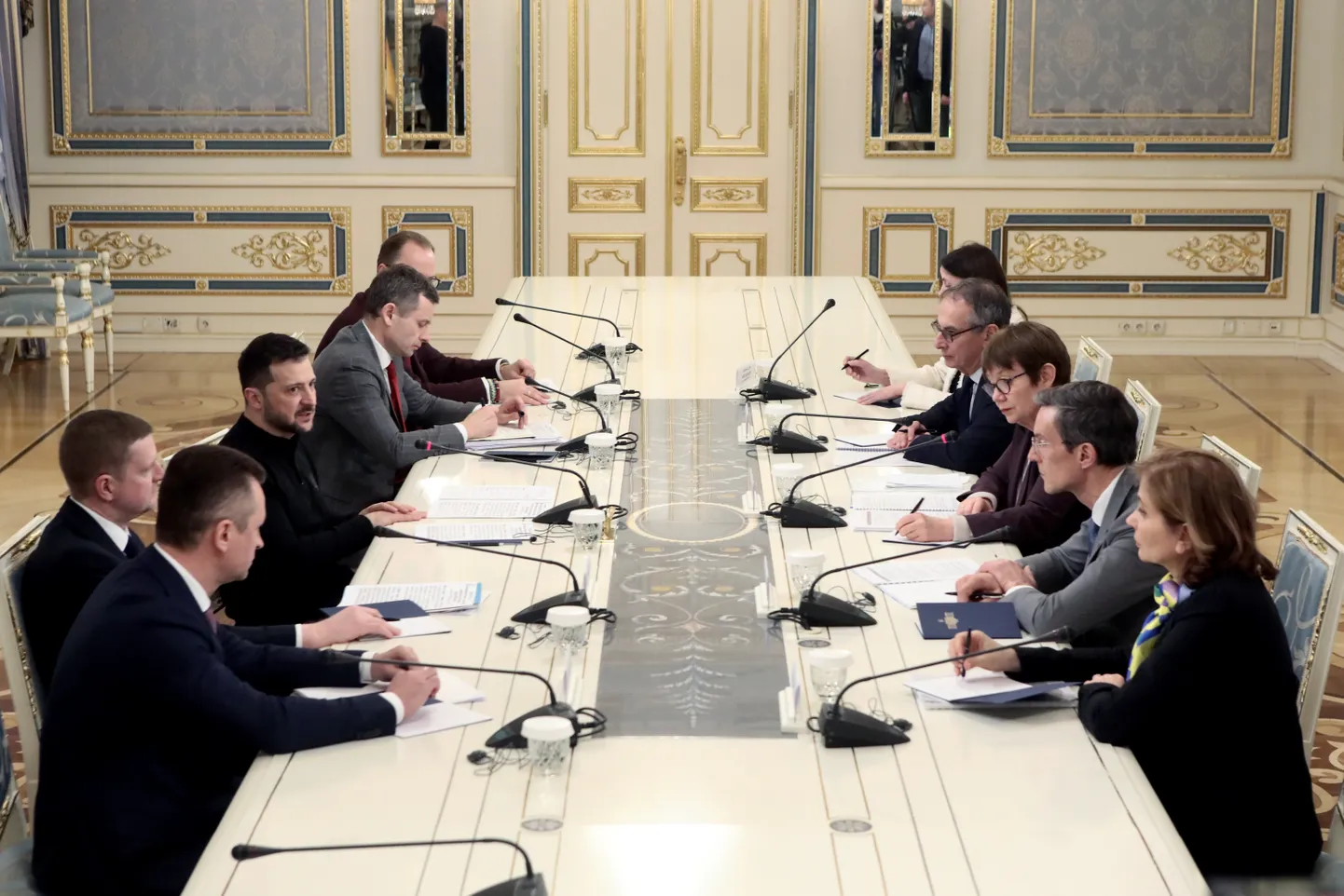 Ukraina võimuesindajad kohtumas EBRD delegatsiooniga.