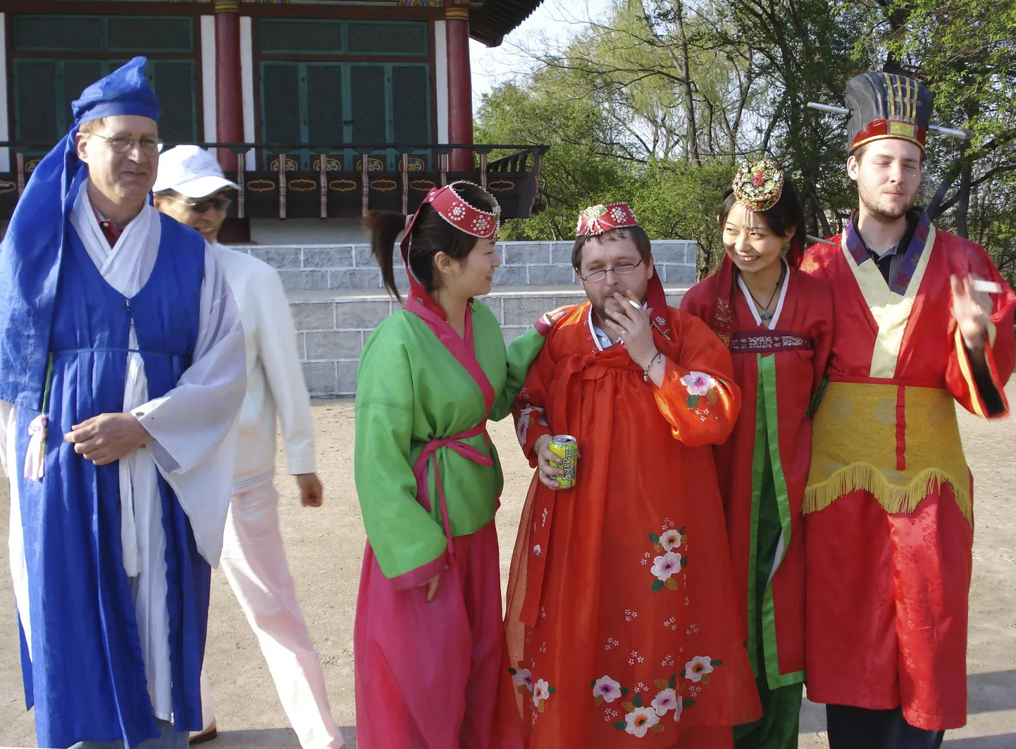 Hiinas baseeruv reisifirma Young Pioneer Toursi asutaja , britt Gareth Johnson koos välisturistidega külastamas Pyongyangi filmistuudiot Põhja-Koreas. Film Studio in Pyongyang in North Korea.