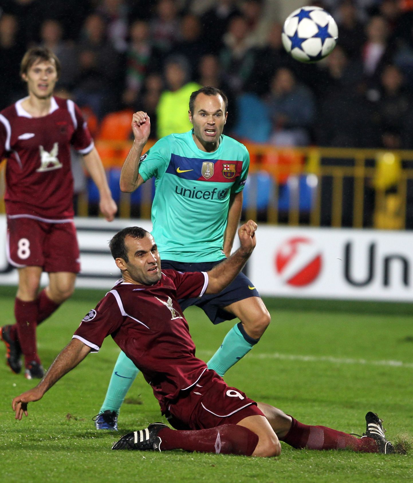 Момент матча "Рубин" - "Барселона" в Казани 30 сентября. Игра закончилась со счетом 1:1.