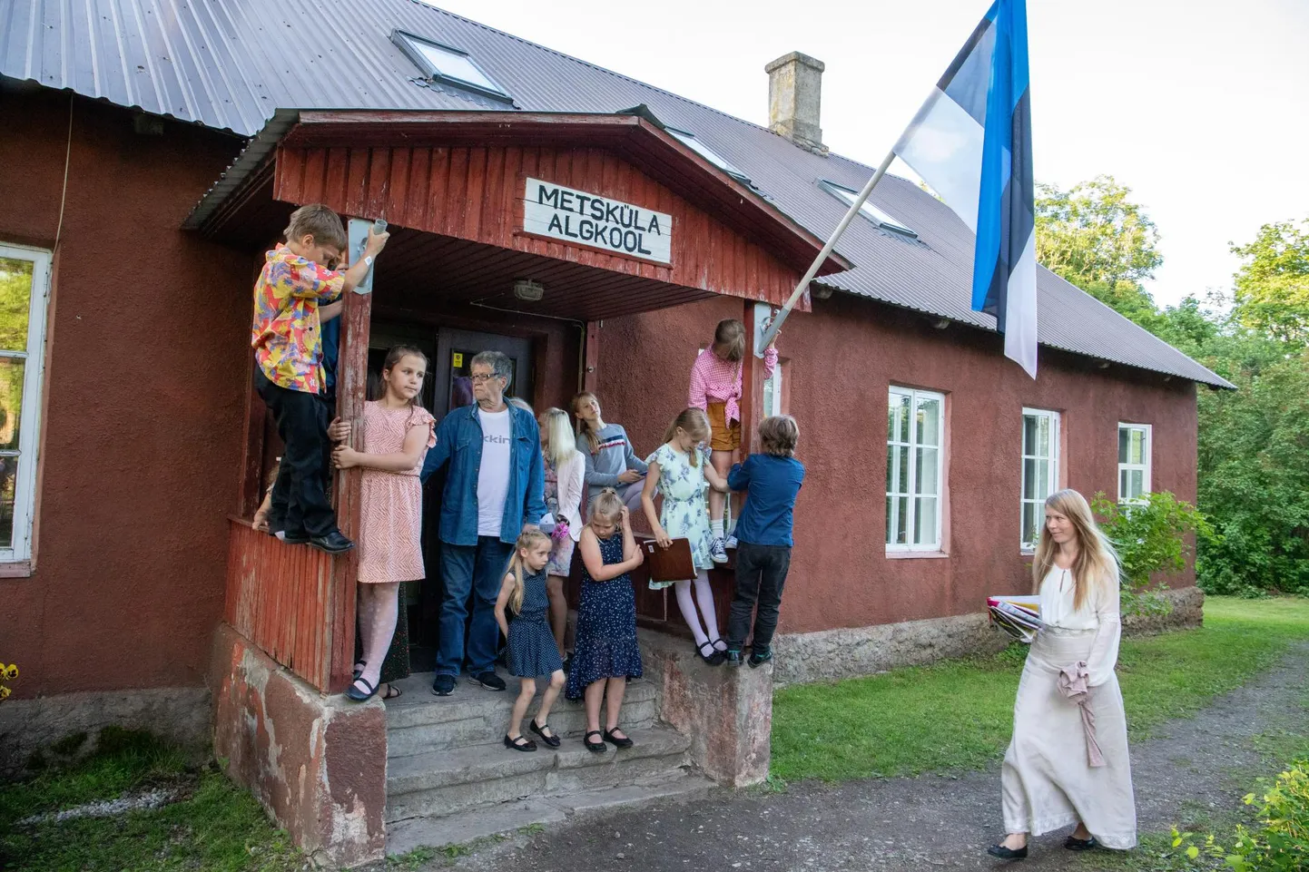 Tänavu alustas Metsküla erakoolina, kuid enne seda õppisid lapsed terve aasta koolis, mida ametlikult olemas ei olnud.