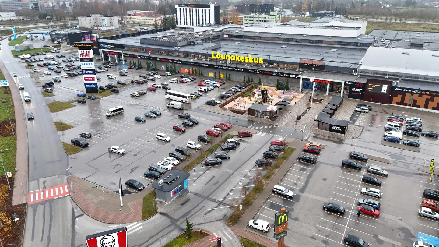 Ei saa öelda, et eile päeval Lõunakeskuse parklas tühjus oleks haigutanud. Kuid poodides liikus väga vähe inimesi.