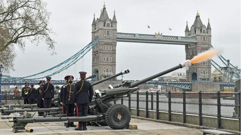 Почетный артиллерийский полк произвел 41 орудийный залп у Лондонского Тауэра
