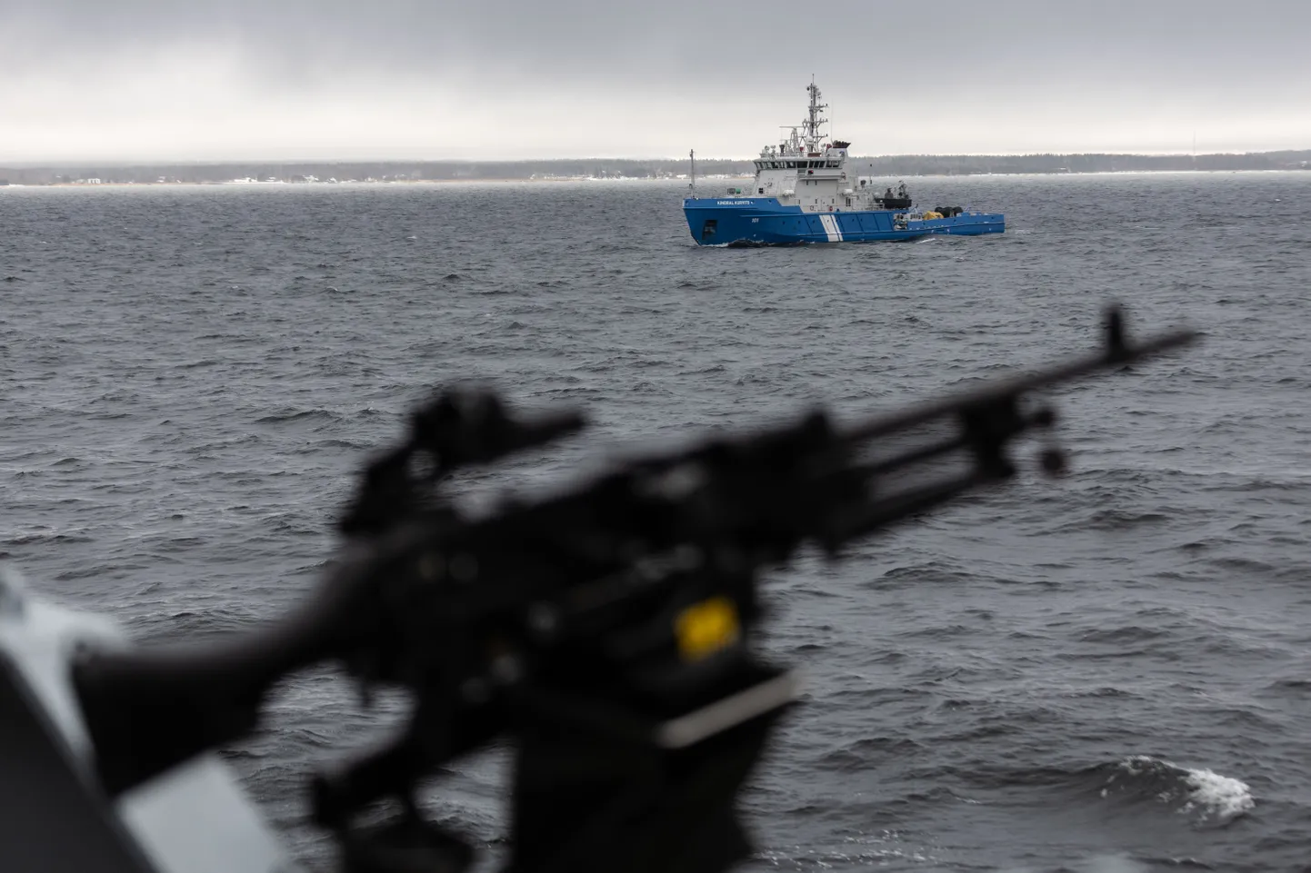 Пулемет на борту корабля Королевского флота Великобритании HMS Mersey. Совместные учения ВМС Эстонии и немецких истребителей Eurofighter Typhoon, базирующихся в Эмари. Таллинн, март 2023 года.