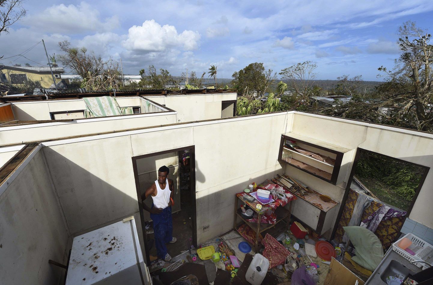 Port Vila elanik oma tsüklonis purustatud kodus.