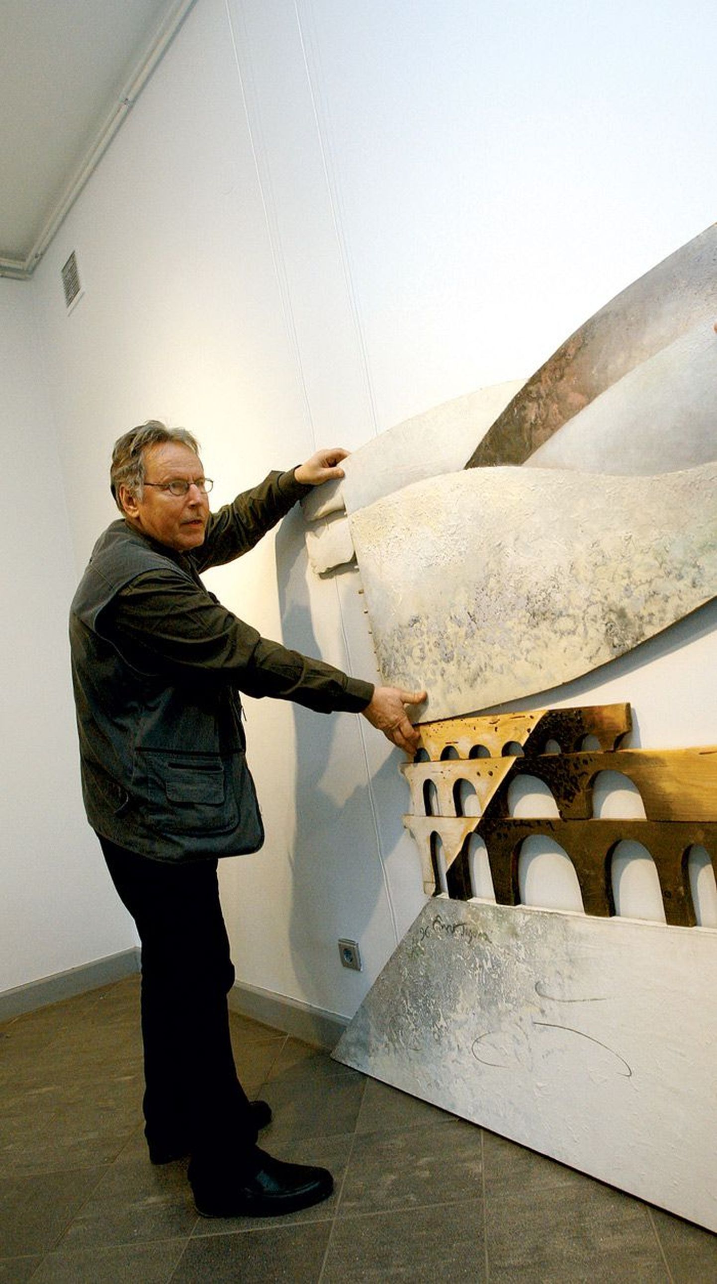 Kunstnik Enn Tegova aitas eile kunstimuuseumis seinale panna oma «Külmunud akvedukti» (1996, õli, papp, lõuend).
