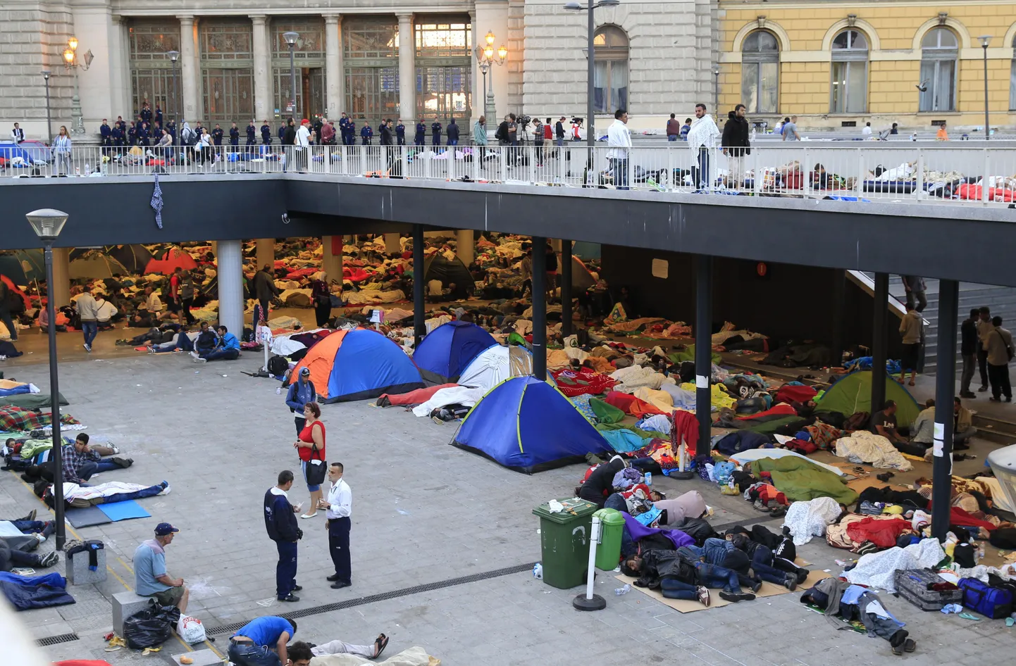 Põgenikud Ungaris Budapestis Keleti raudtejaama juures
