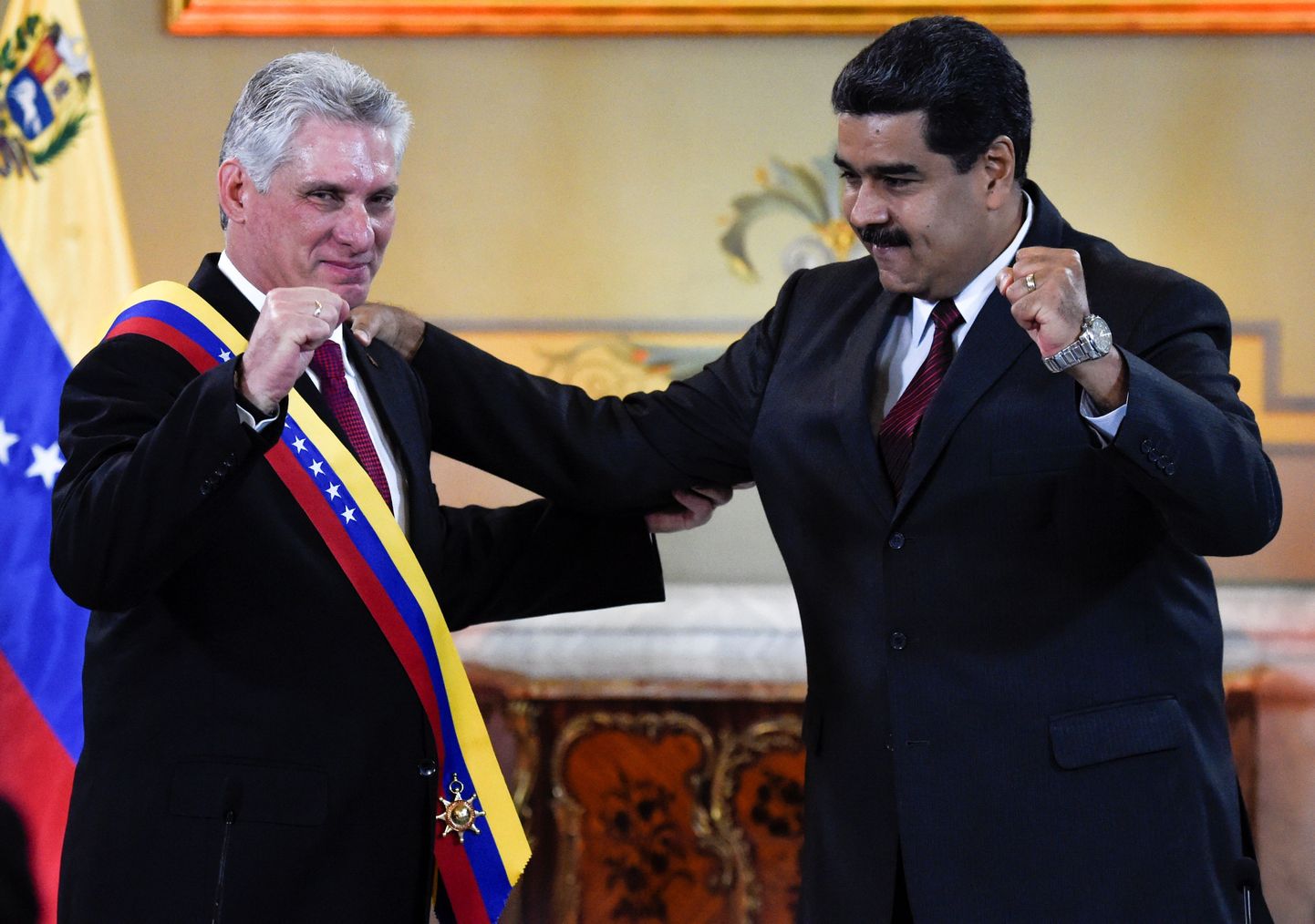 Kuuba president Miguel Díaz-Canel (vasakul) ja Venezuela riigipea Nicolas Maduro Caracases presidendipalees. Maduro andis oma Kuuba kolleegile üle Simon Bolivari ordeni.