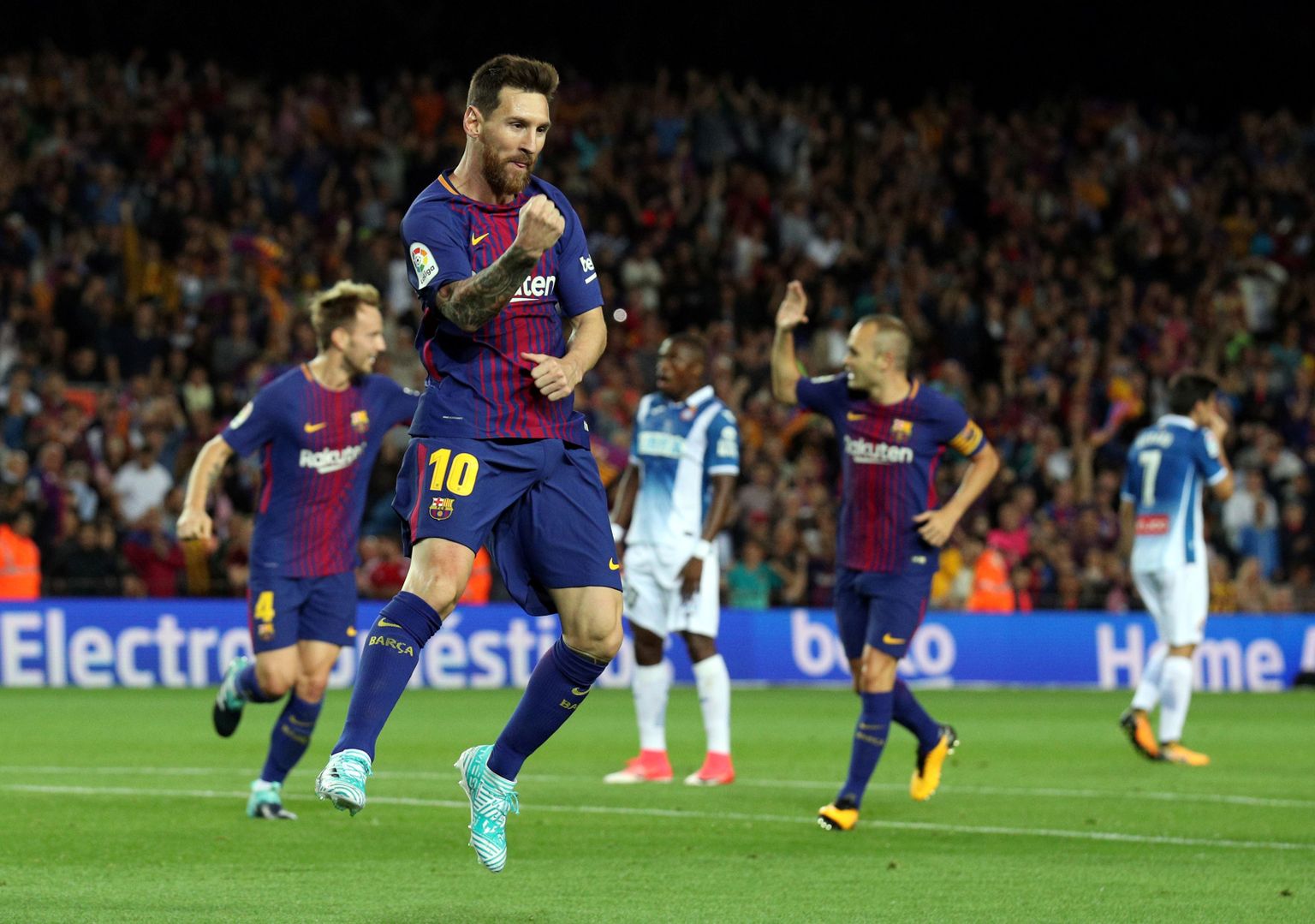 Lionel Messi võidutantsu löömas