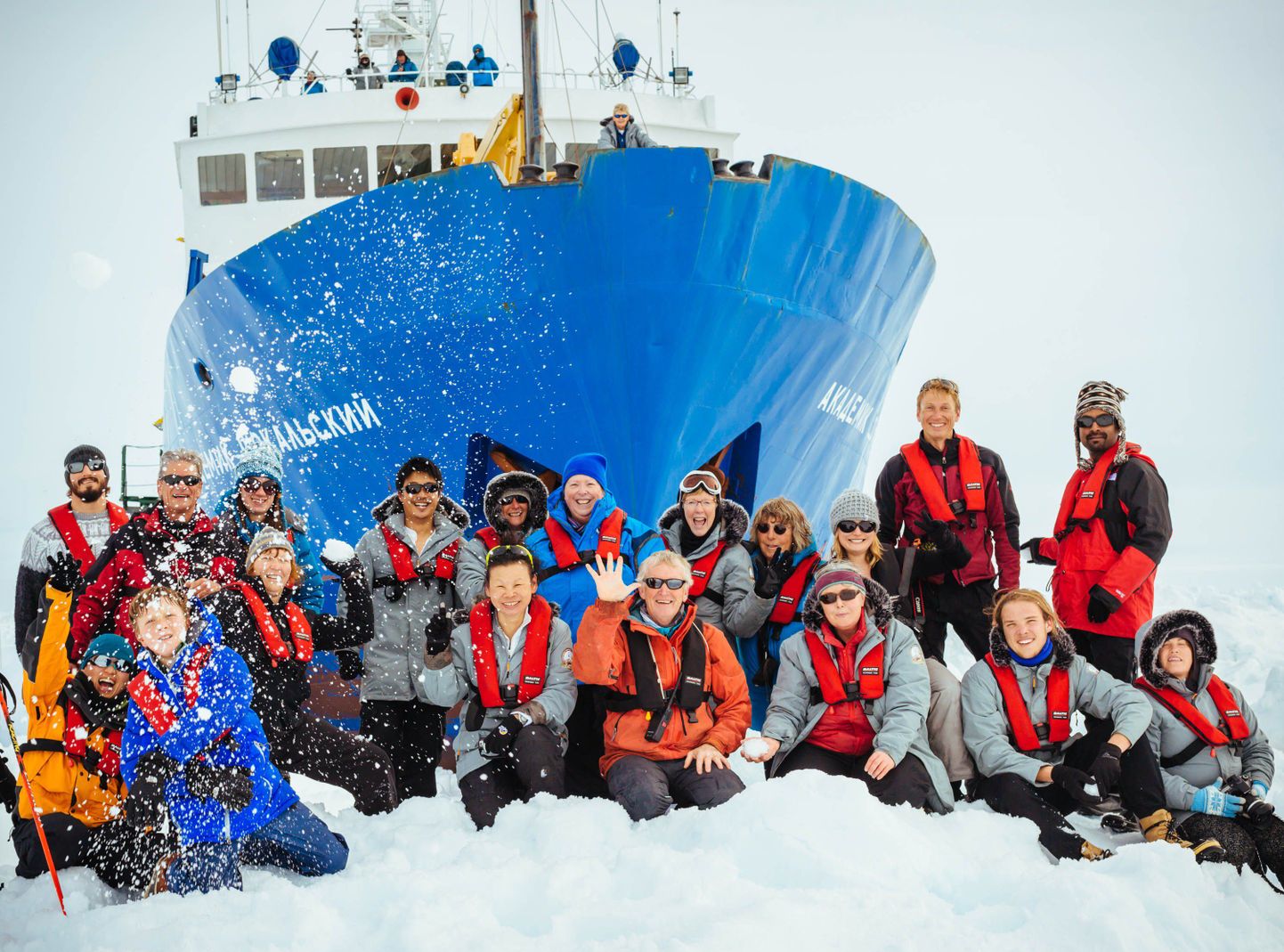 Китайский ледокол "Сюэлун" не сумел пробиться к застрявшему в антарктических льдах судну "Академик Шокальский".