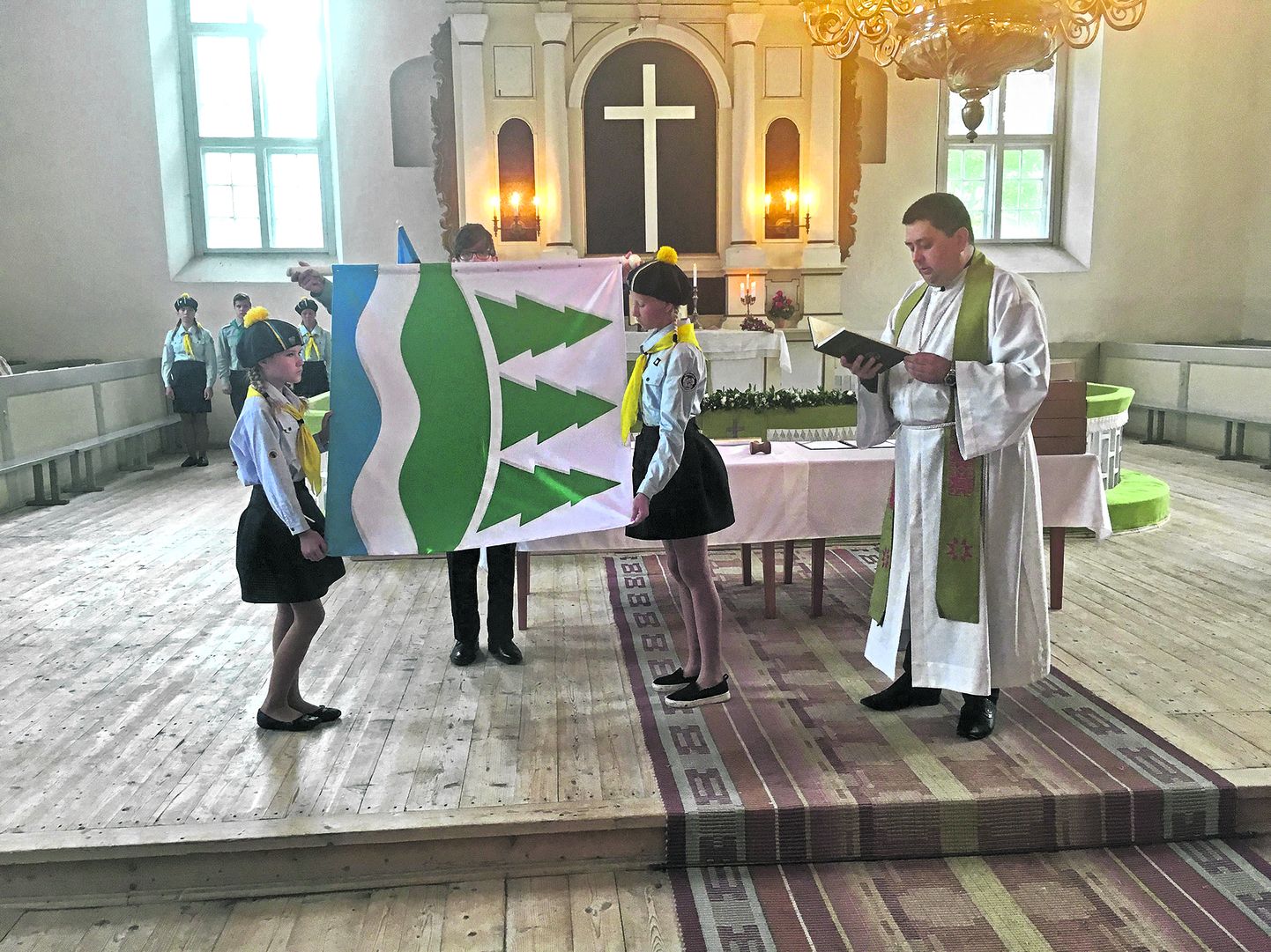 Uue lipu õnnistas EELK Rõuge Maarja koguduse õpetaja Mait Mölder.