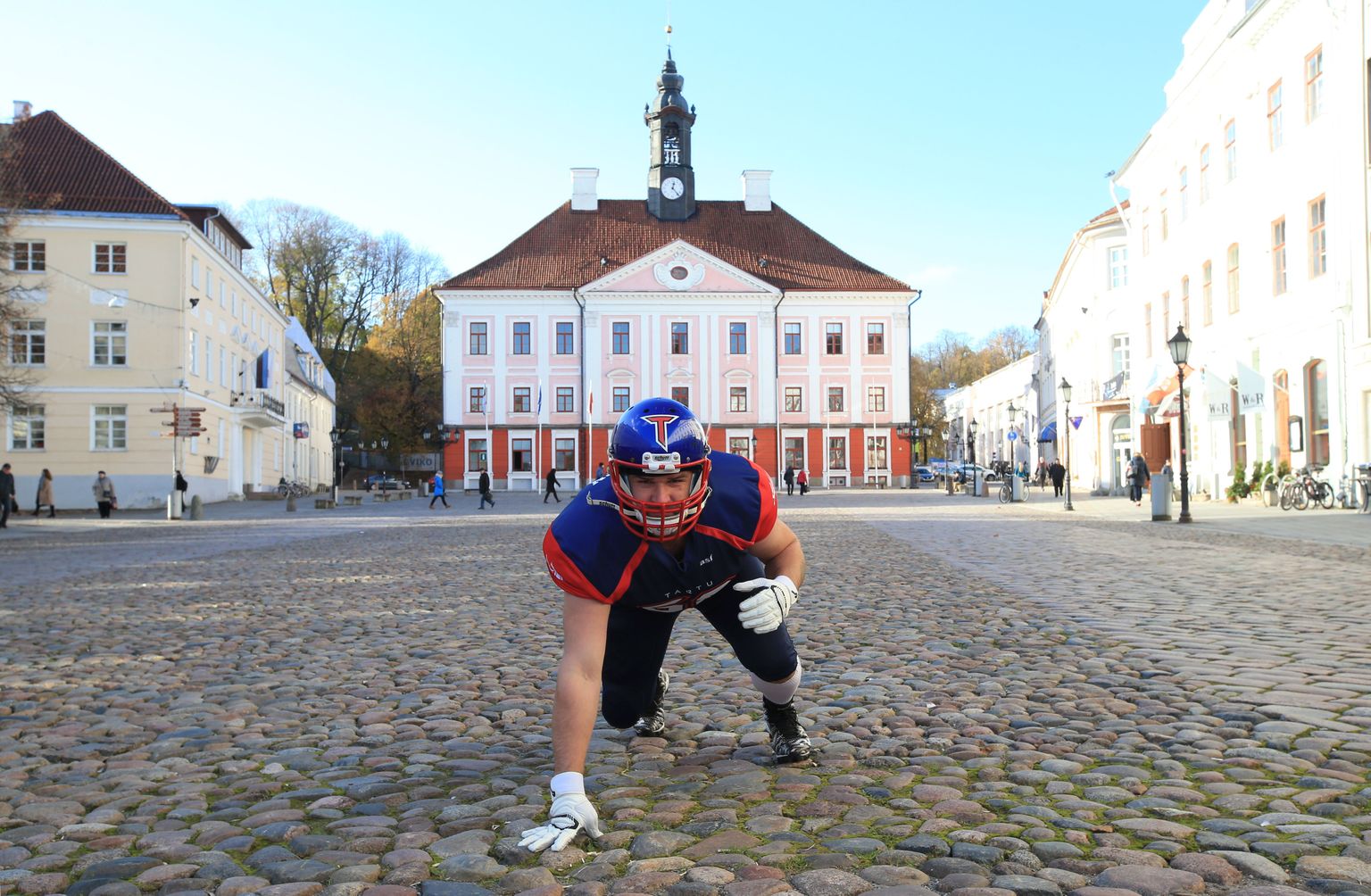 Ma ei karda kedagi! Ameerika jalgpallur, Tartu Titansi meeskonna president Arvi Jentson näitab heade mõtete linna raeplatsil lahingusse sööstu eelset lähteasendit.