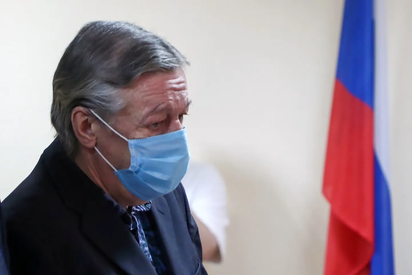 Menunäitleja Mihhail Jefremov kohtusaalis.