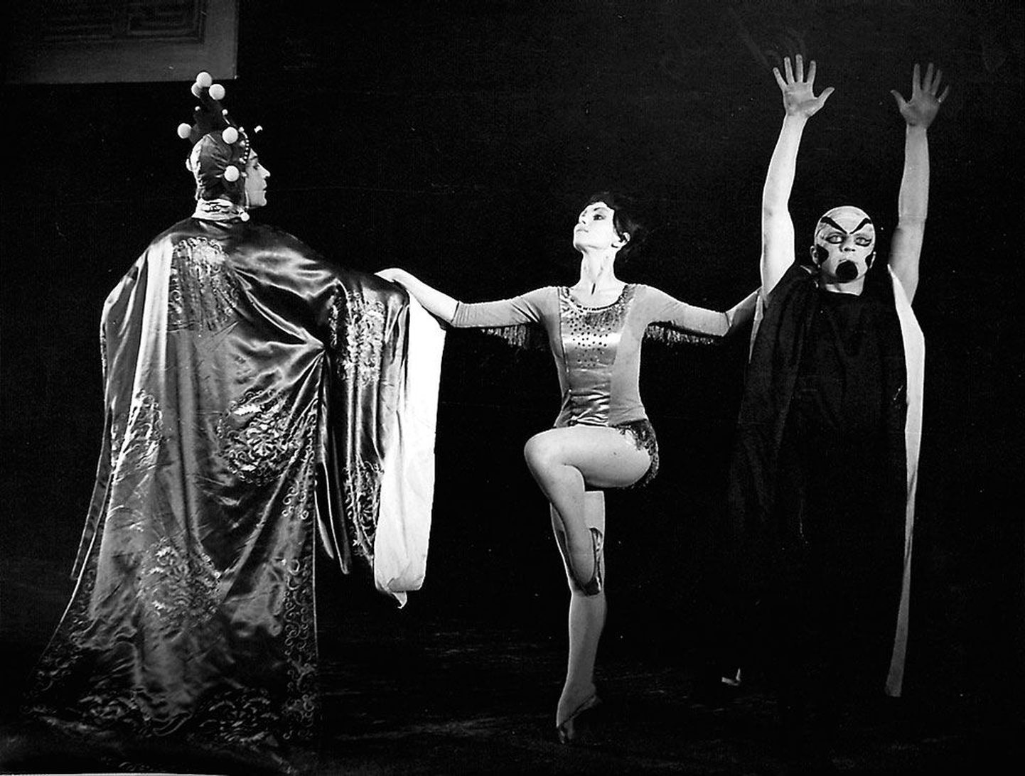 Rein Mark (paremalt), Elene Poznjak-Kõlar ja Ülo Rannaste tantsimas Igor Stravinski «Ööbikus» 1967. aastal. Ballettmeister Ülo Vilimaa.