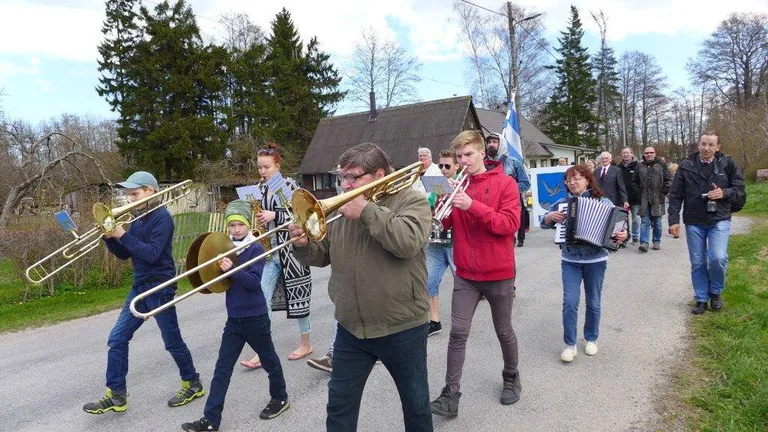 Paraad Ave Alavainu auks 2016. aasta Mais, Kärdlas. Marsiti Kultuurimaja eest Ave Vita majani