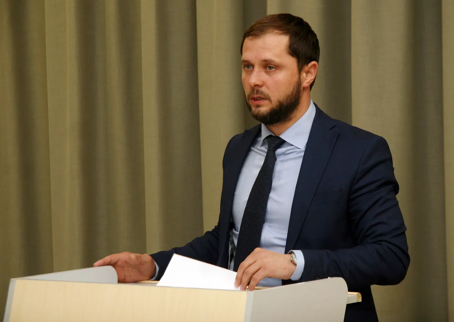 НА ВОЛОСКЕ: Помощник старейшины Йыхвиской волости Алексей Наумкин был очень близок к потере должности, поскольку за выражение ему недоверия проголосовали два депутата из его же избирательного союза, и если бы входящая в оппозицию директор Йыхвиской основной школы Лийна Михкельсон не решила отказаться от голосования, ему пришлось бы искать новое рабочее место.