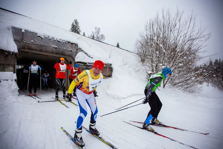 Suusatajad väljumas tunnelist. Veel on näod rõõmsad.