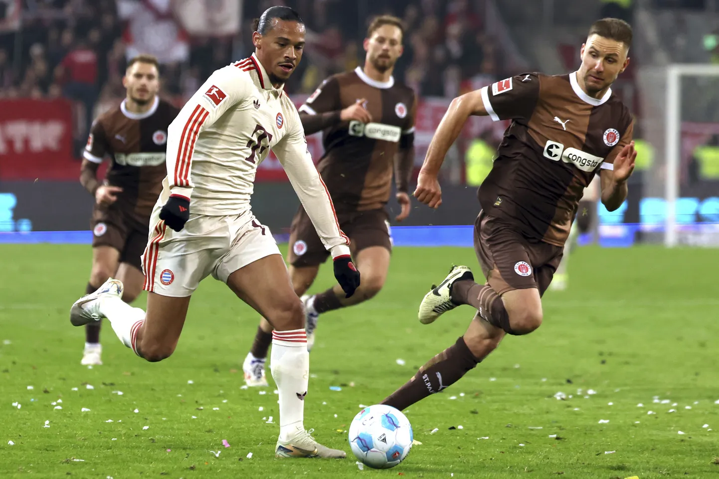 Karol Mets (paremal) ohjamas Leroy Sane'd.