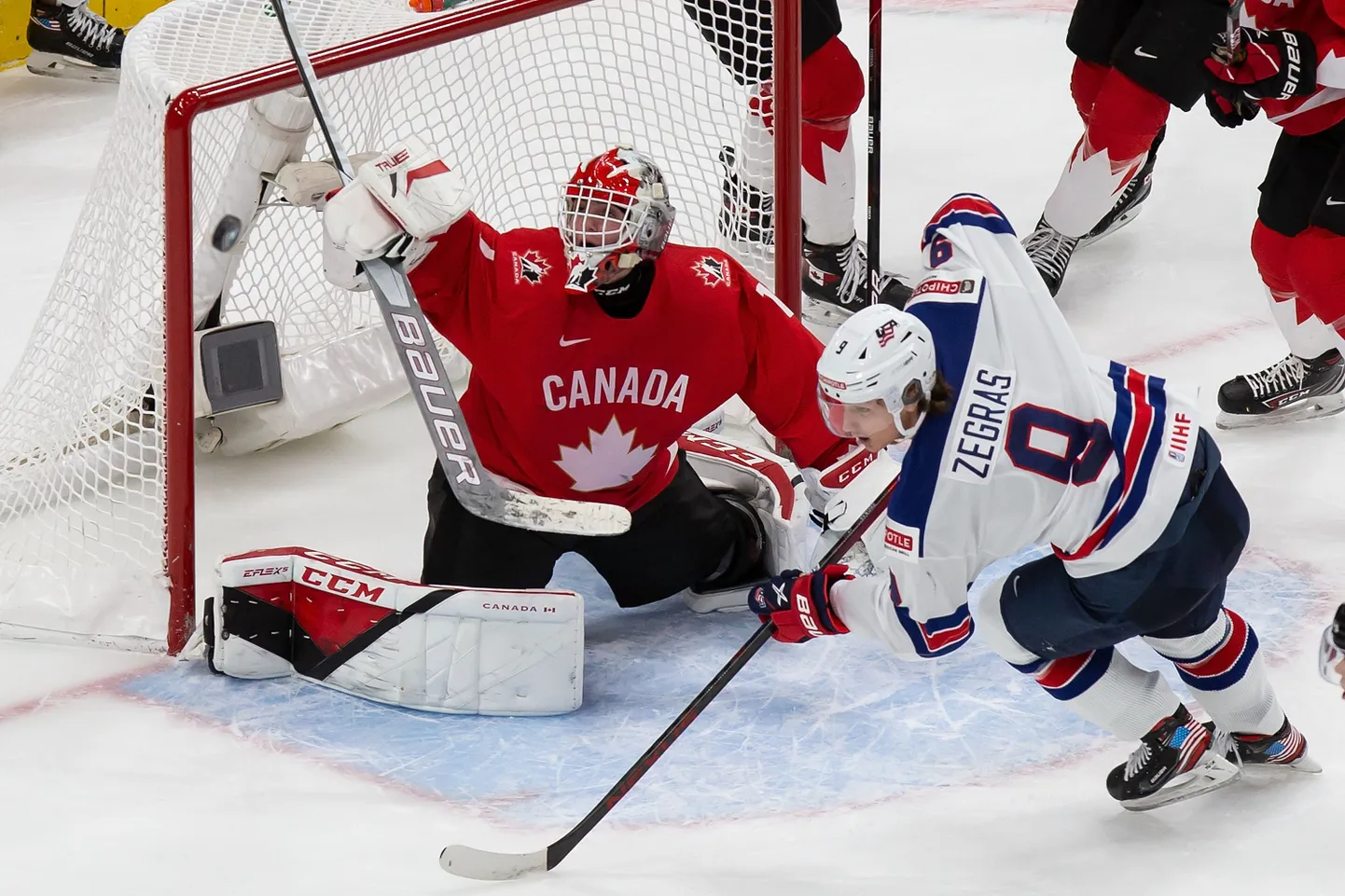 USA noor hokitäht Trevor Zegras (nr 9) viskas U20 MMi finaalis Kanada väravavõrku otsustava võiduvärava.