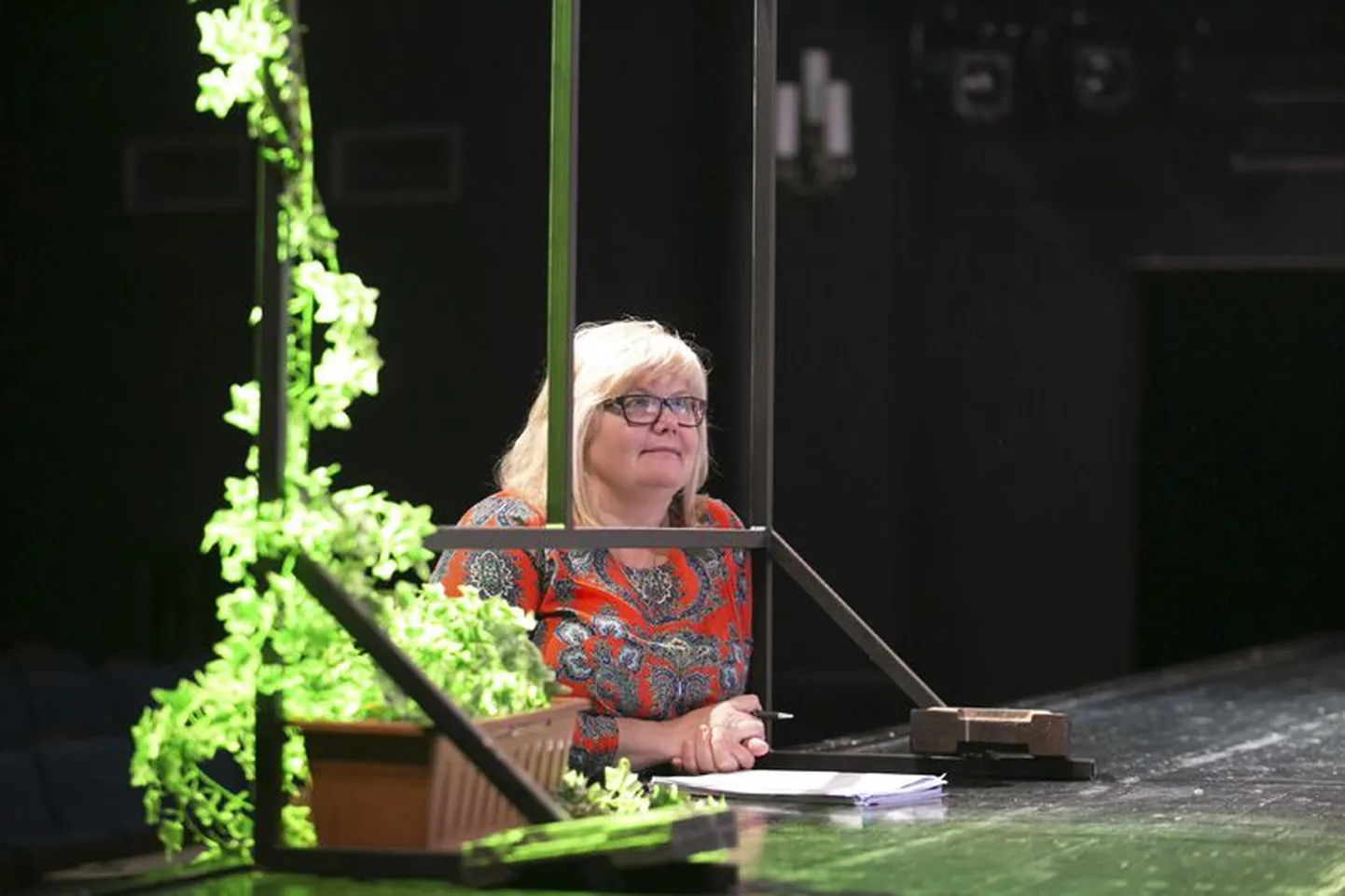 Klassikalisel armukolmnurgal põhineva komöödia “Maalermeister” lavastaja Gerda Kordemets veeretab nalja sees tõsist mõtet, kuidas olla suhtes aus ja mitte teha kellelegi haiget, kaasa arvatud endale.