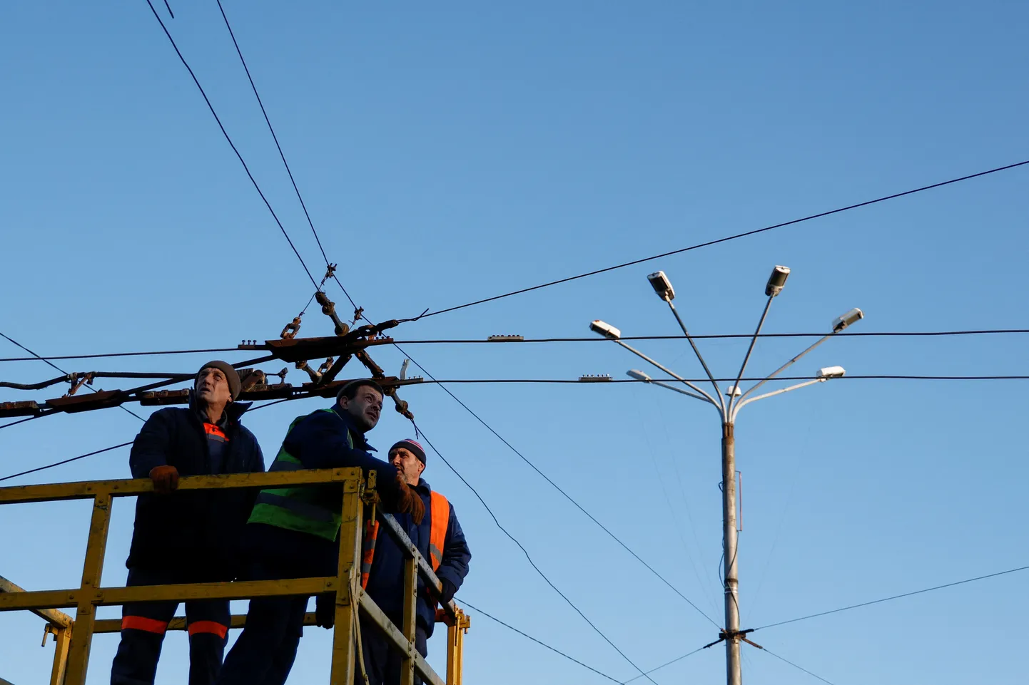 Kohaliku omavalitsuse töötajad kontrollivad avaliku transpordi elektrisõlme enne elektri väljalülitamist Mõkolajivis.