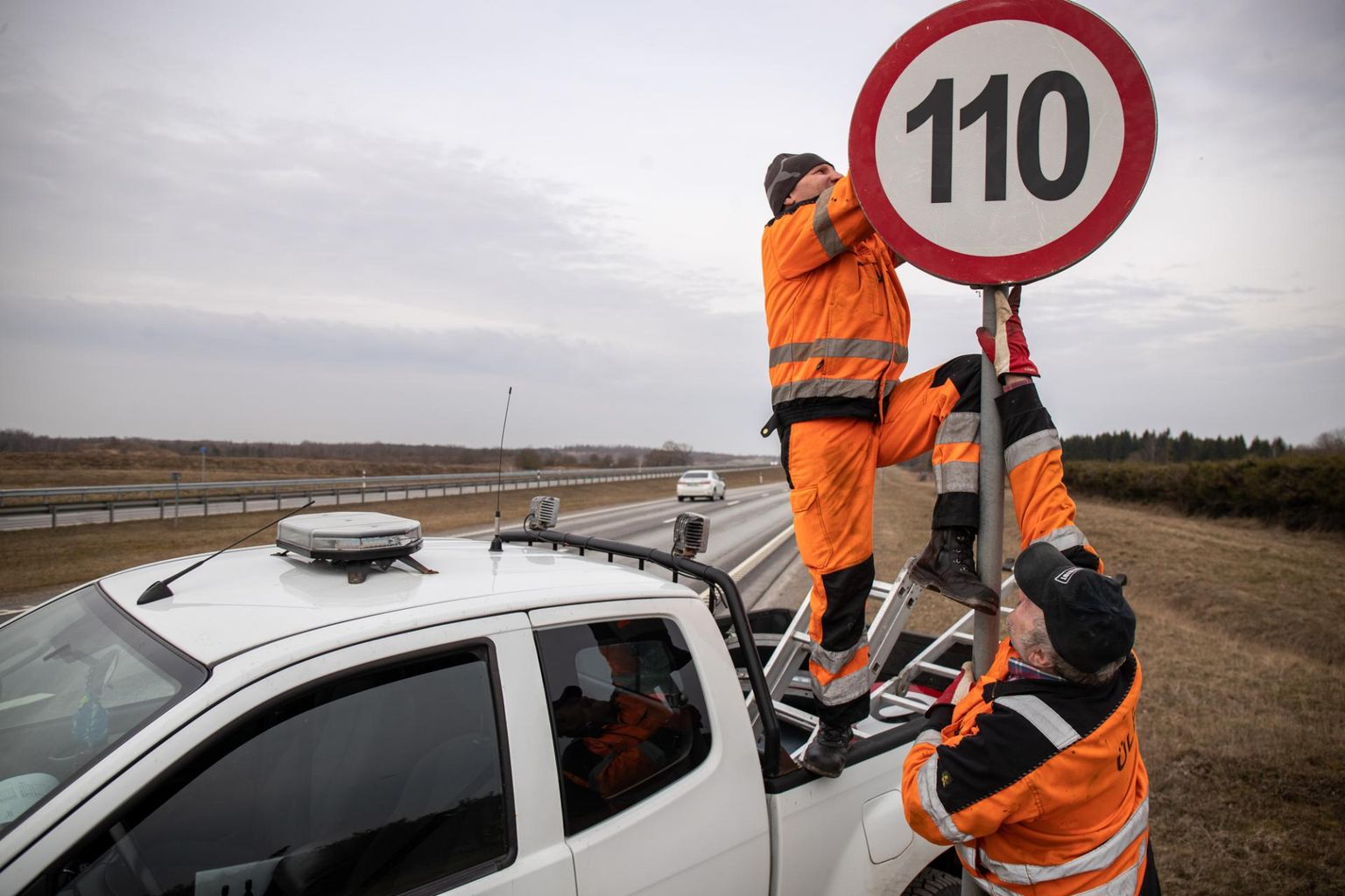 Maanteeamet alustas eile kiiruspiiri tõstmist eraldatud sõidusuundadega riigiteedel. 110 kilomeetrit tunnis tohib sõita 143 kilomeetril, 25 kilomeetril tõstetakse kiiruspiir 100-le. Kaherajalistel teedel tohib sõita kuni 90 kilomeetrit tunnis. Pildil paigaldavad Hannes ja Arne liiklusmärke Tallinna-Narva maanteele. PM
