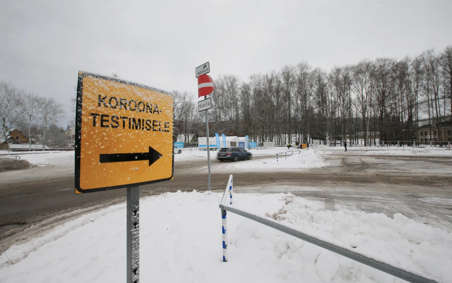 Koroonaproovide võtmine Tartu koroonatelgis lauluväljaku parklas.