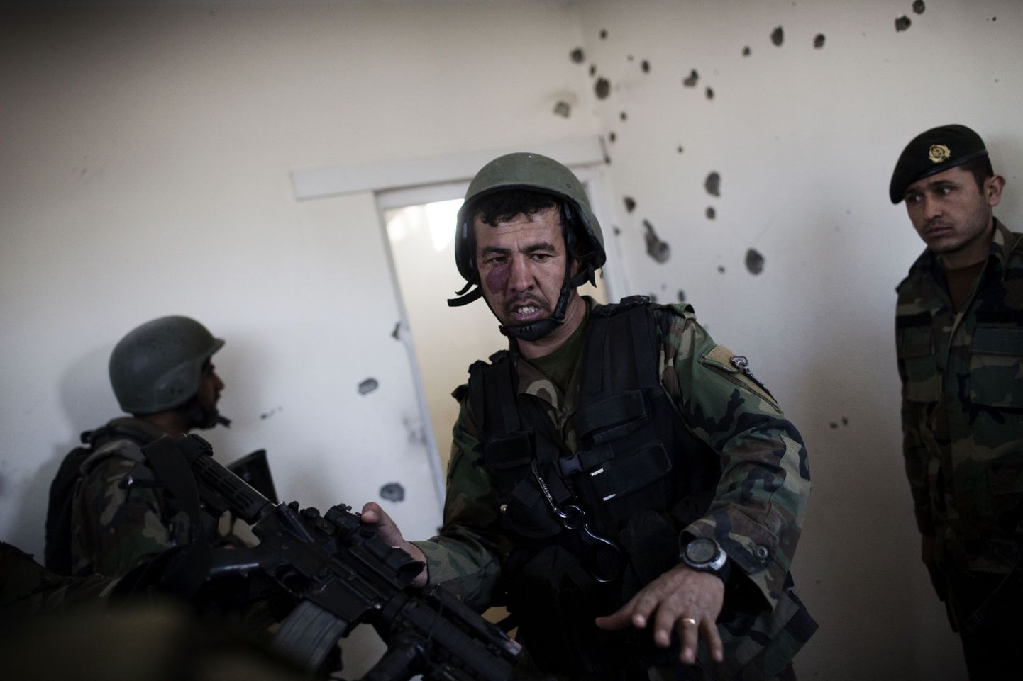 Afgaani sõdurid hoonet kindlustamas.
