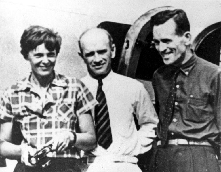 Amelia Earhart (vasakul) ja ta kaaspiloot Fred Noonan (paremal) koos kaevandusärimehe F.C. Jacobsiga 1937. aastal Uus-Guineas