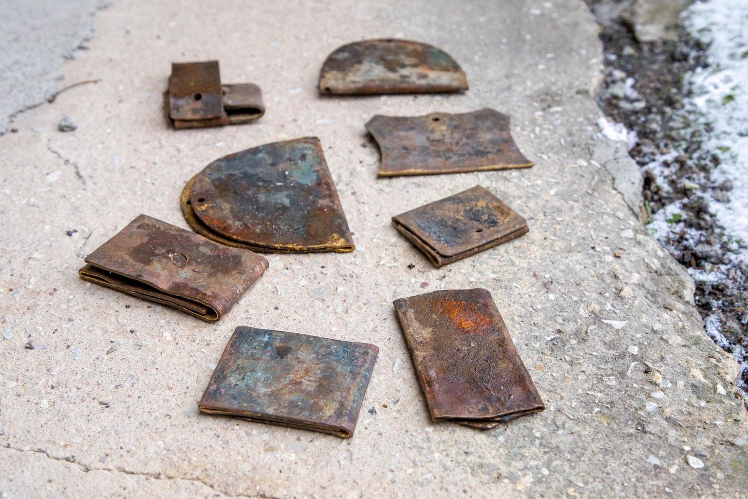 Reopalu surnuaia ristidelt varastatud vasest nimeplaadid.