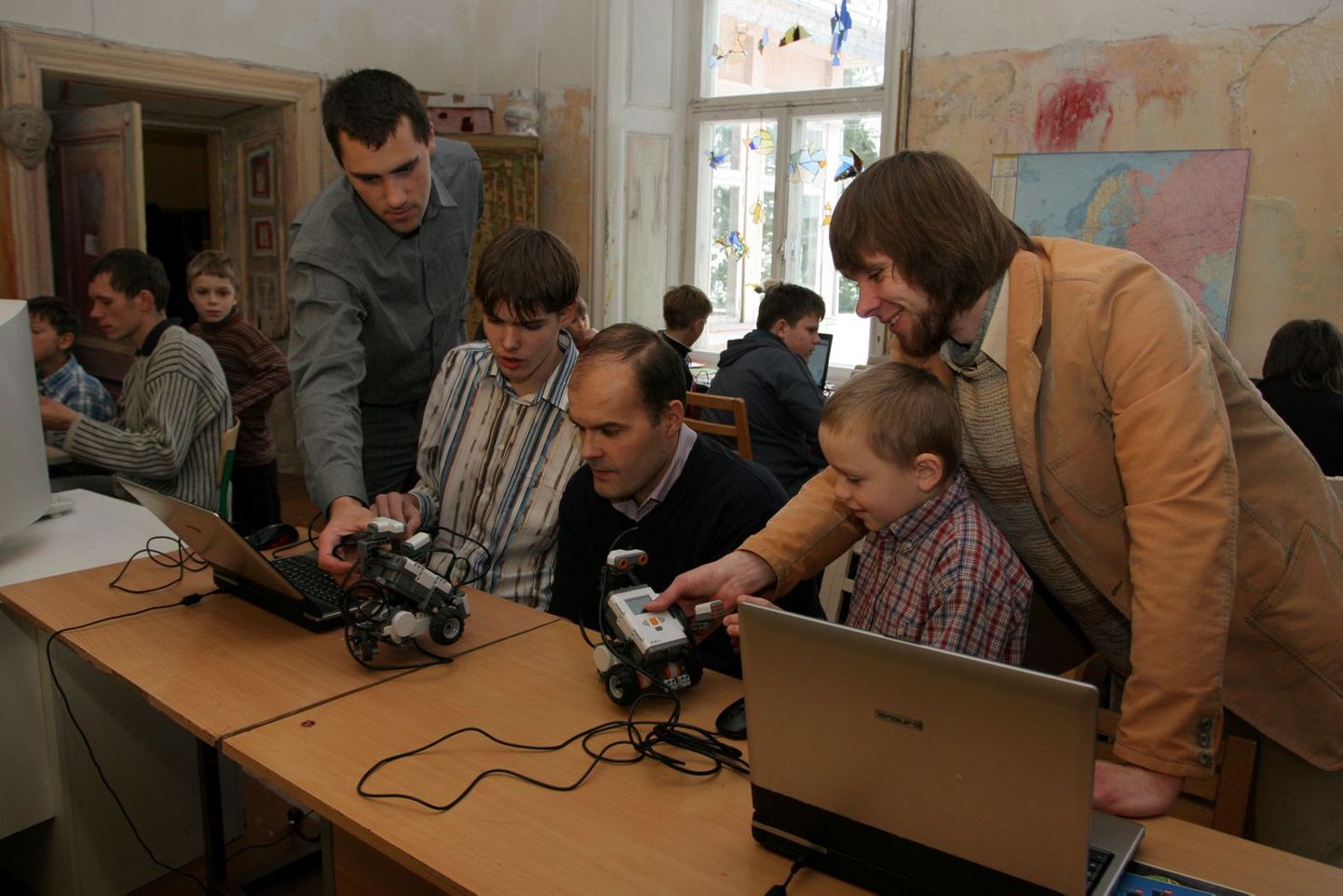 Vodja kooli isadepäeval programmeerisid lapsed koos isadega roboteid.