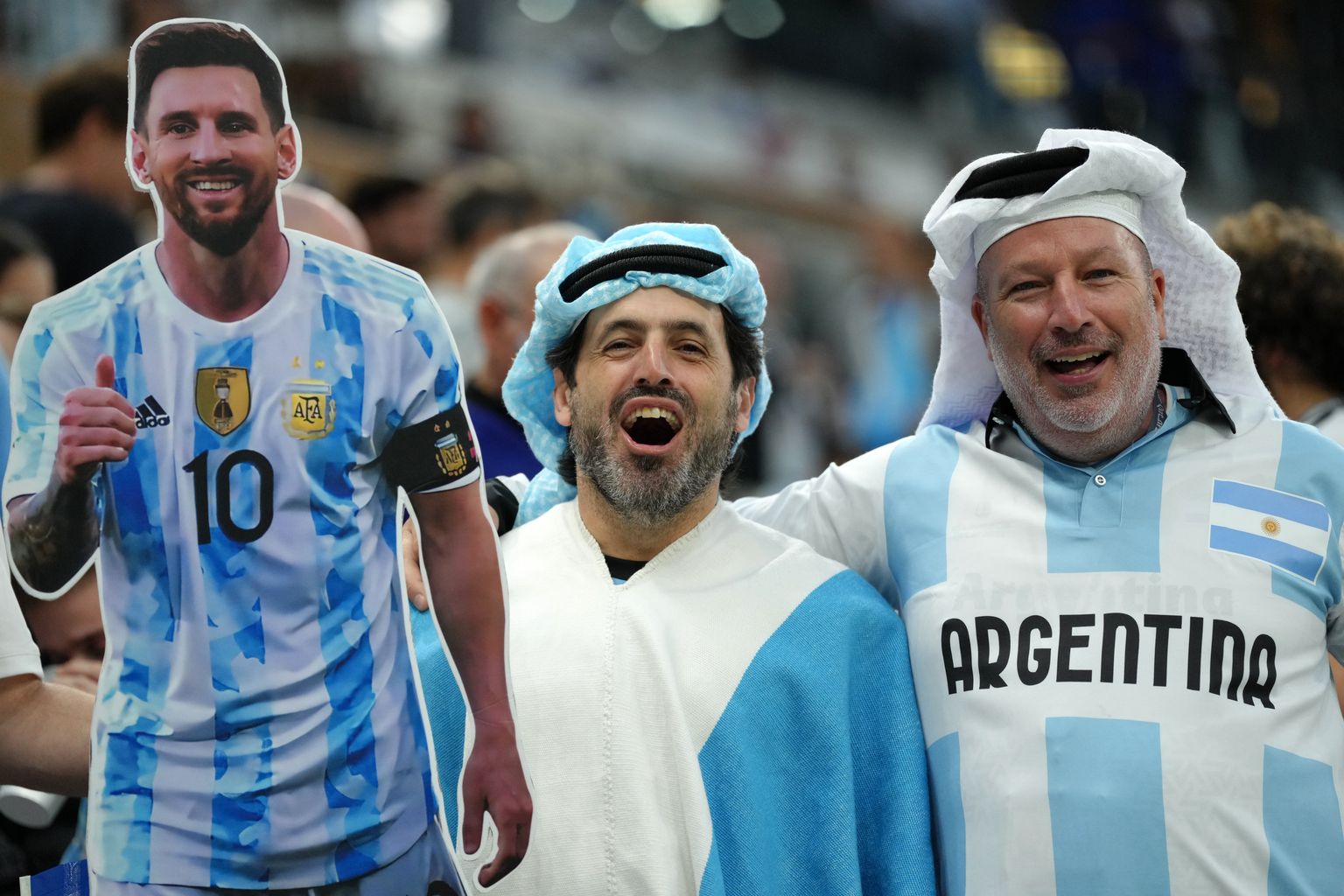 Болельщики Аргентины с изображением своего кумира.