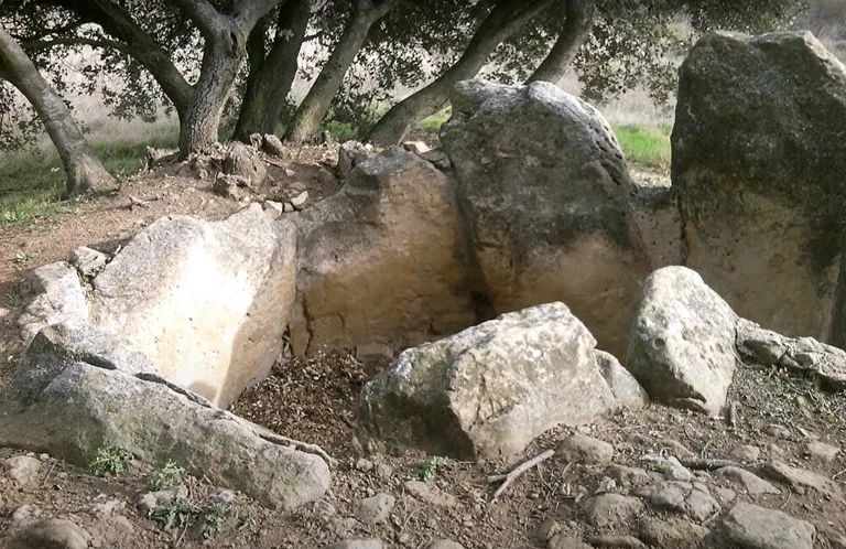El Sotillo nimeline kiviplokkidest ehitatud esiajakalme, kust leiti rohkem kui 3300 aastat tagasi maetud mehe skelett.