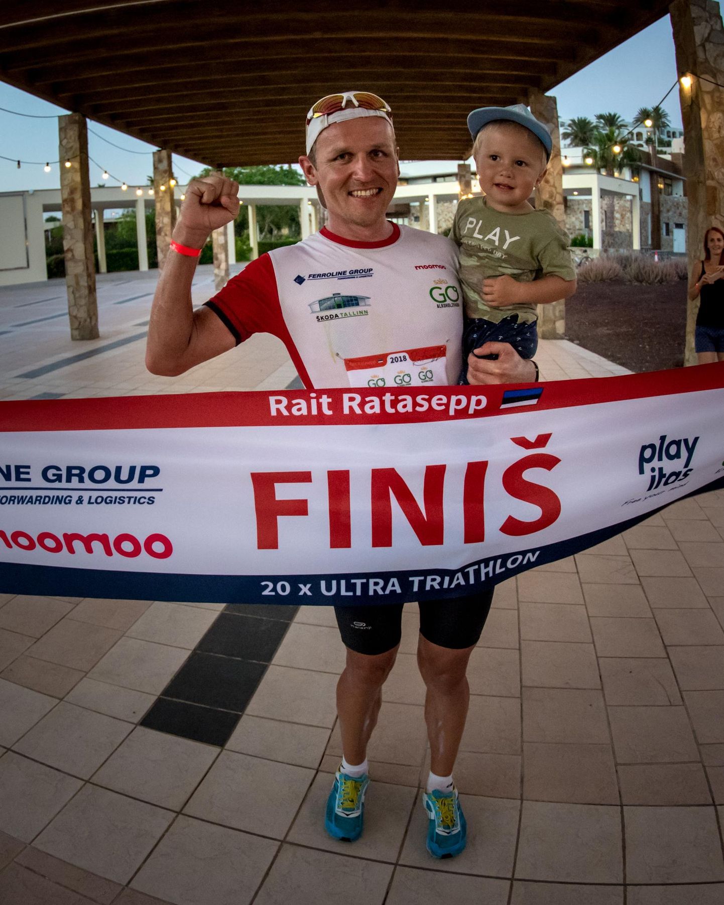 Pühapäevast on Rait Ratasepp igal õhtul ületanud täispika triatloni finišijoone ning igal hommikul alustab ta sama võistlust otsast peale. Nii 20 päeva järjest. Meest toetab pika võistluse vältel ka tema poeg Rasmus (süles) ning mitmekümneliikmeline tiim. 