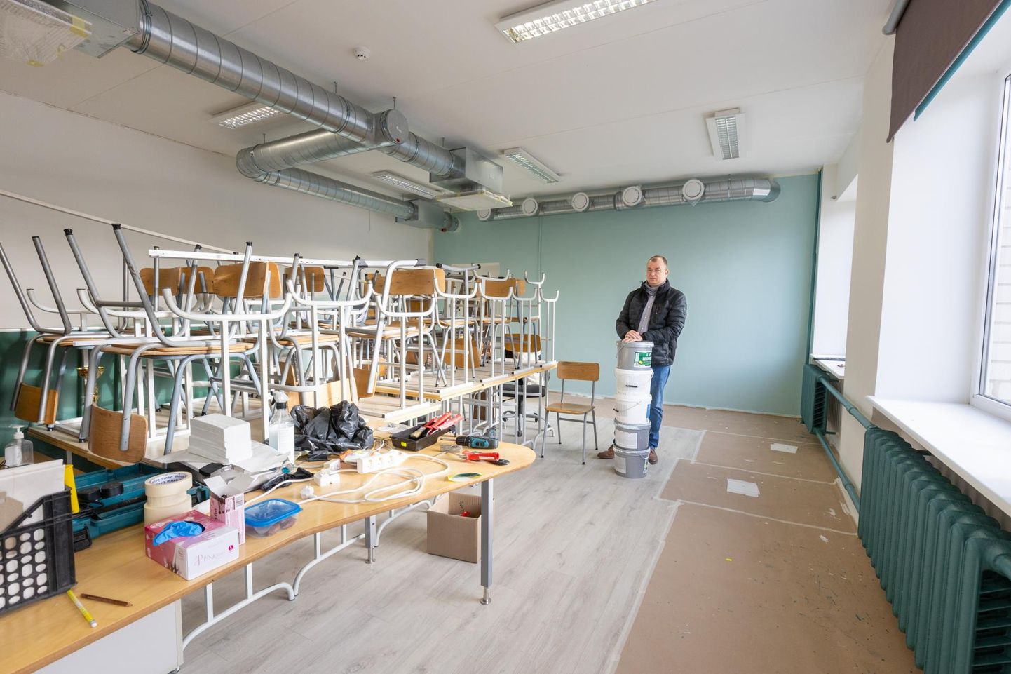 Kitzbergi gümnaasiumi VII-b klassi laste vanemad, kelle hulgas on Meelis Rull, on koolivaheajal oma laste koduklassi remontinud ning uuel nädalal on värske ilmega ruum valmis õpilasi vastu võtma.