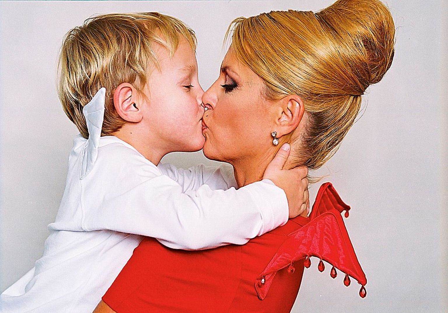 2005: poeg Robin-Alexander saab memme Anu Saagimi musi.