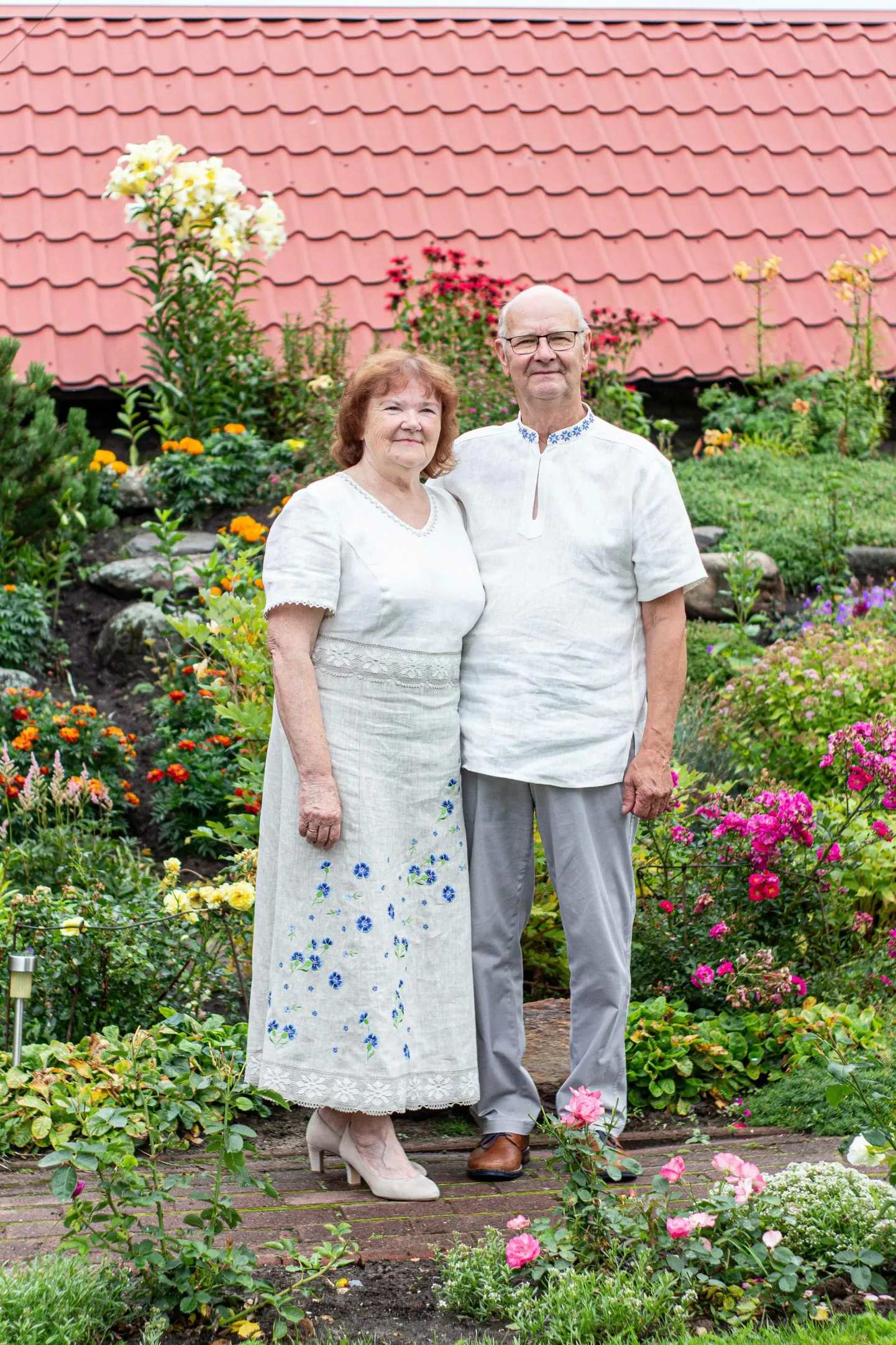 Sooblase külas elavad Kalev ja Tiiu Helemets tähistasid 29. juulil kuldpulma. Fotol on nad oma hästi hoolitsetud aias. Aastal 2010 sai nende majapidamine Valgamaa kauneima kodu tiitli.