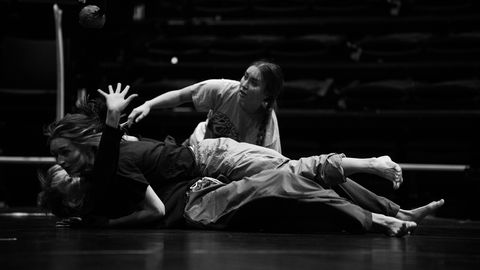 Līdzsvars dejā un prātos – jau drīzumā Rīgas cirkā laikmetīgās dejas izrāde "Made by Person"